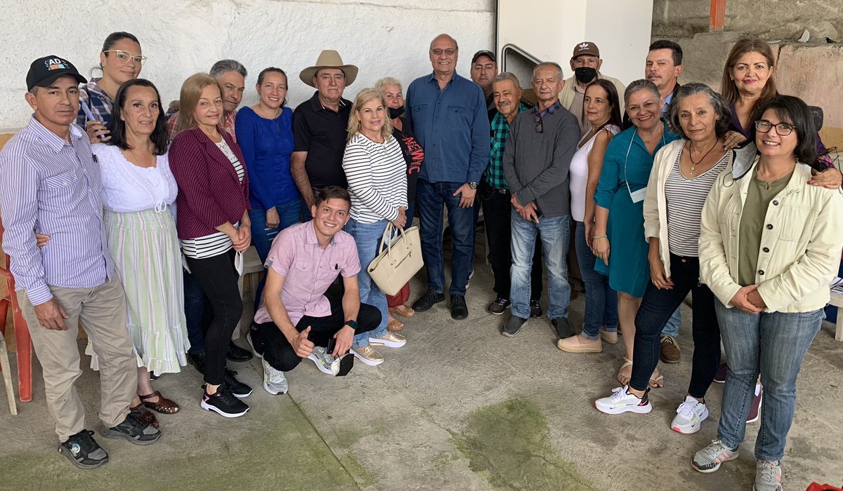 williamsdavila's tweet photo. Agradezco a los mun Rivas Dávila y Antonio Pinto Salinas #Mérida su respaldo de siempre a la lucha democrática.

La Campaña Admirable se inició en Bailadores y el poeta Pinto Salinas dio su vida por la libertad.

Ahora en unidad hacia las primarias. Somos equipo. ¡Todos contamos! https://t.co/Aw7IPvT74N