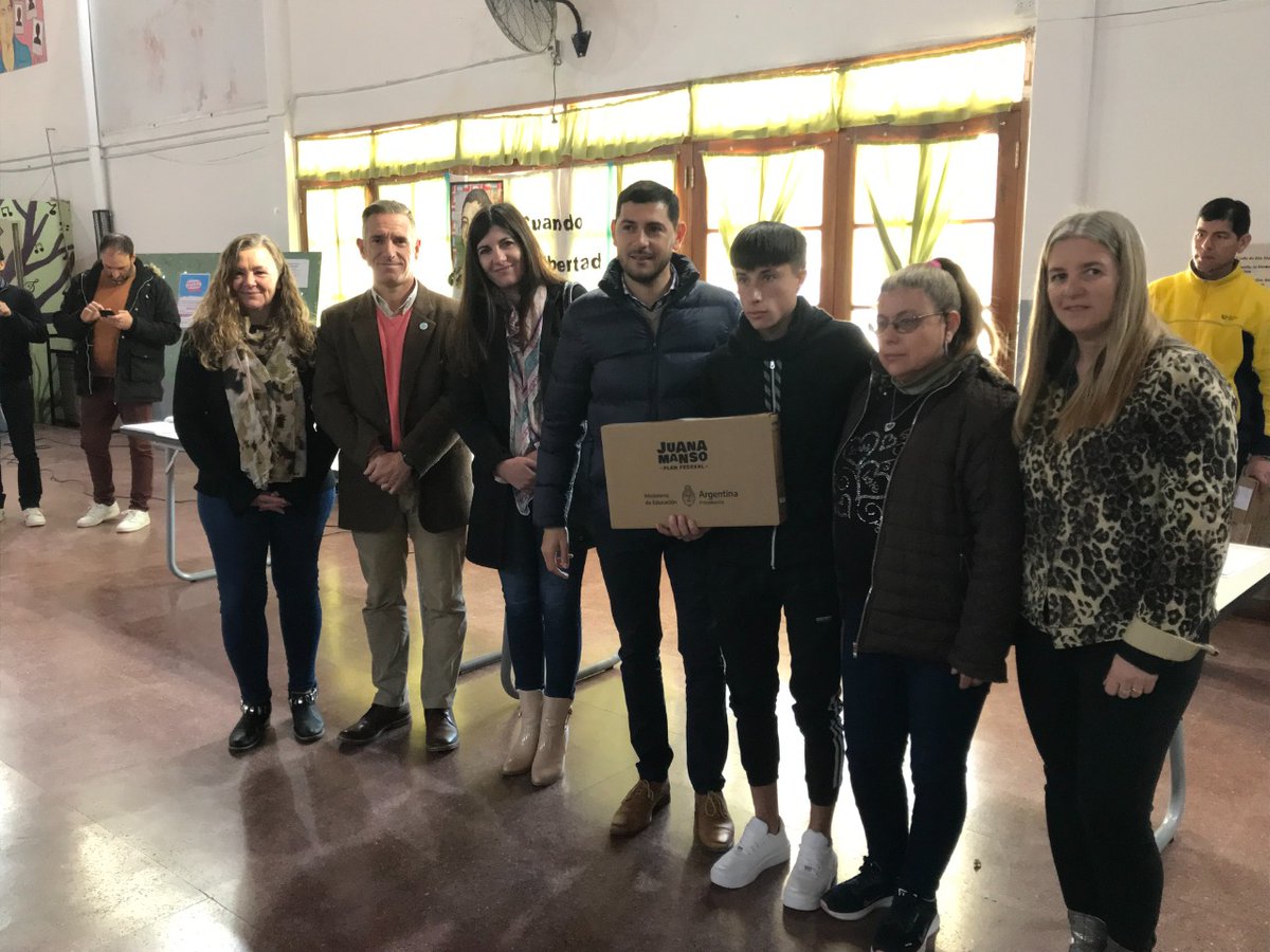 ClaudioRMartini's tweet photo. Con la llegada de netbooks #ConectarIgualdad en EES 8 de #Patagones y EES 3 de #Médanos, en la semana del “Padre de la Patria”, nos sumamos junto a @DTE_BA para construir cotidianamente soberanía digital y “libertad de aprendizaje y conocimiento” @AlbertoSileoni https://t.co/7OU9wavXfZ