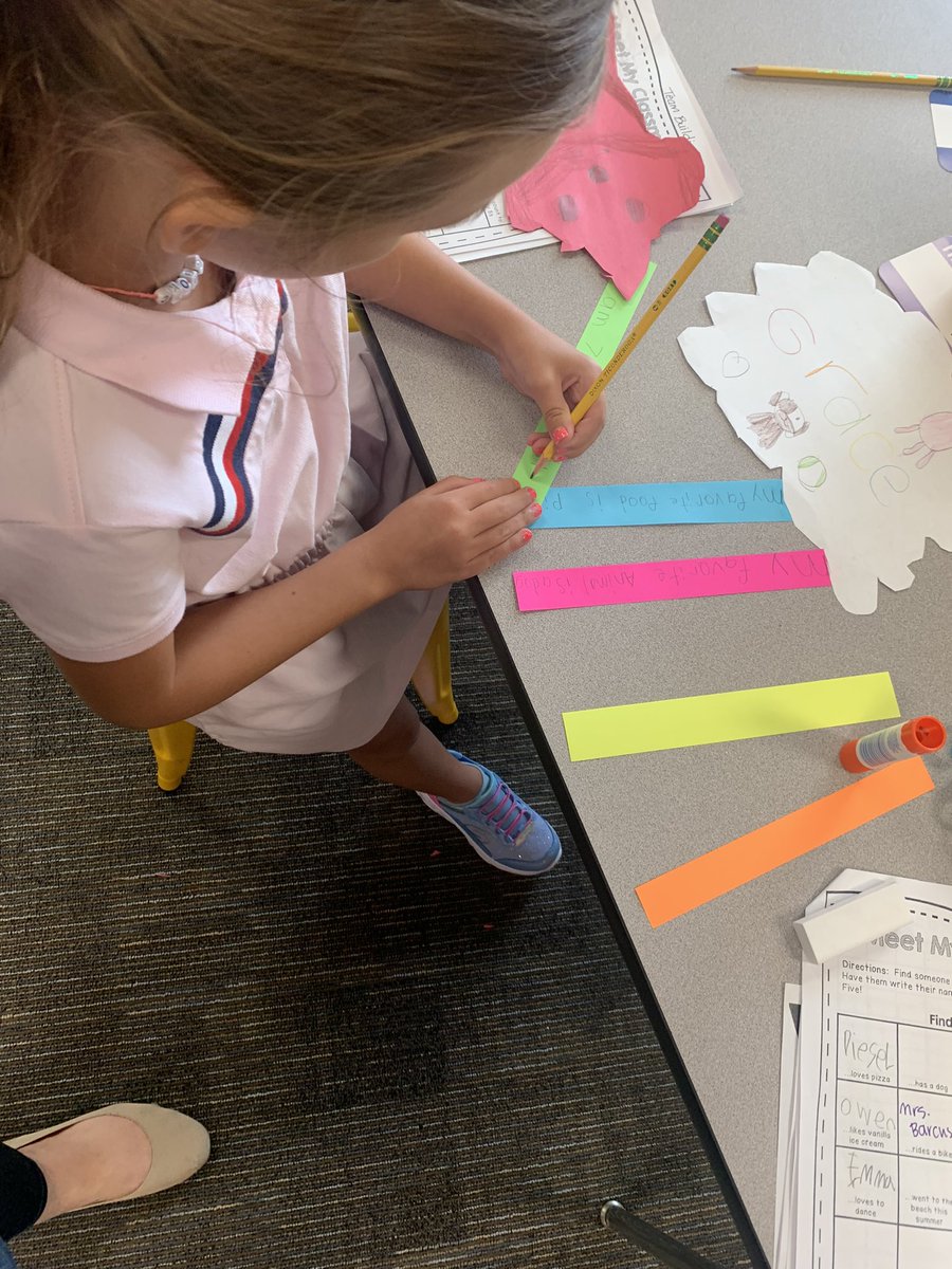 MrsBarcus's tweet photo. We made rainbow clouds on our rainy first day! Fun facts written on each colored piece of paper😍🌈 https://t.co/ZZTZjz2t7R