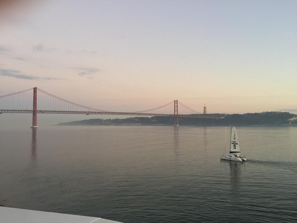 gabrielrod_'s tweet photo. Ó céu azul — o mesmo da minha infância —
Eterna verdade vazia e perfeita!
Ó macio Tejo ancestral e mudo,
Pequena verdade onde o céu se reflecte!
Ó mágoa revisitada, Lisboa de outrora de hoje!
Nada me dais, nada me tirais, nada sois que eu me sinta. (Fernando Pessoa) https://t.co/2VuF73s3G9