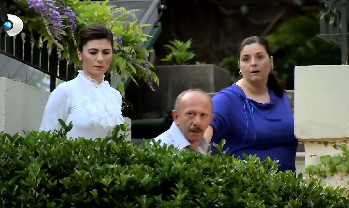 derinaskimemnu's tweet photo. Finalde önemsiz gibi görünen ancak önemli bir sahne. Mutfak takımı üyelerini kaybetmiş olsa da sinsiliği devam ediyor. Bu sahnede Nesrin önce Rıza'nın olaya müdahale etmesini engelliyor, sonra da Adnan Bihter'i sorunca " Yukardalar " diyor, Bihter'in Behlül'le olduğunu ima ederek https://t.co/9jvbMgCOrM