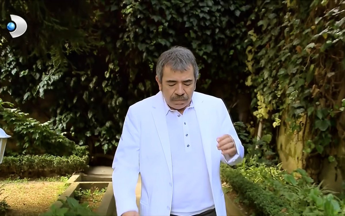 derinaskimemnu's tweet photo. Finalde önemsiz gibi görünen ancak önemli bir sahne. Mutfak takımı üyelerini kaybetmiş olsa da sinsiliği devam ediyor. Bu sahnede Nesrin önce Rıza'nın olaya müdahale etmesini engelliyor, sonra da Adnan Bihter'i sorunca " Yukardalar " diyor, Bihter'in Behlül'le olduğunu ima ederek https://t.co/9jvbMgCOrM