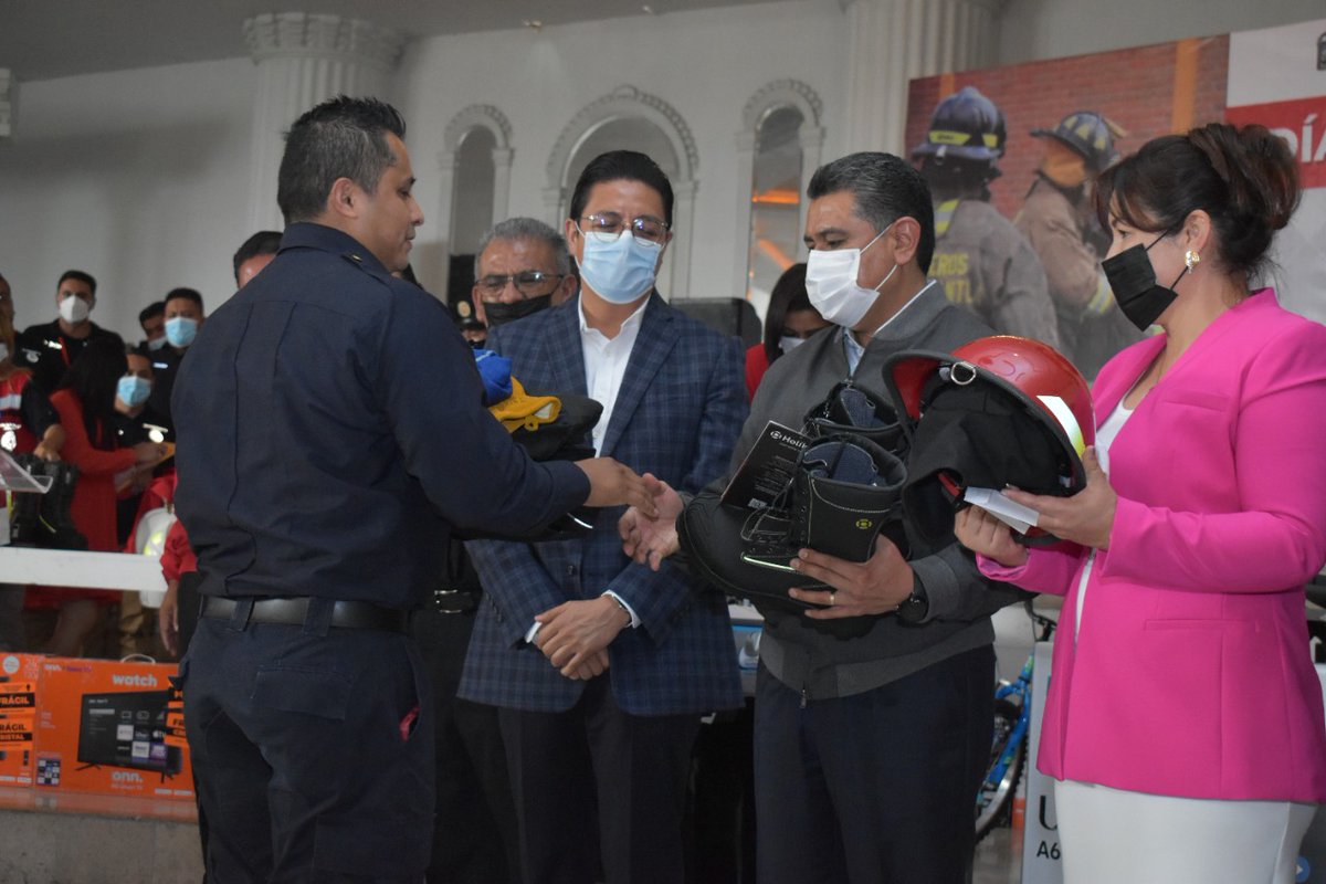 Este #DíaDelBombero quiero expresar mi reconocimiento y sobre todo dar las gracias a los integrantes del H. Cuerpo de Bomberos de Tlalnepantla de Baz por su heroica labor como guardianes de las familias del municipio.

#NuevoGobiernoNuevasIdeas