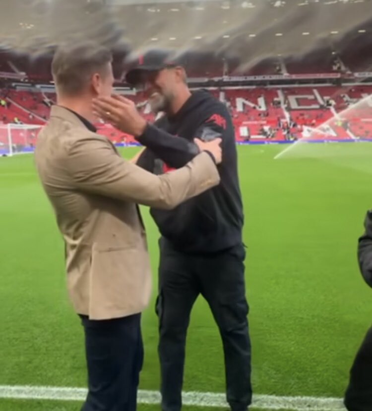 BorussiaPassion's tweet photo. Loved by the fans, players, and coaches. 

Łukasz Piszczek ladies and gentlemen 🥺❤️ https://t.co/5RYb8DjzLe