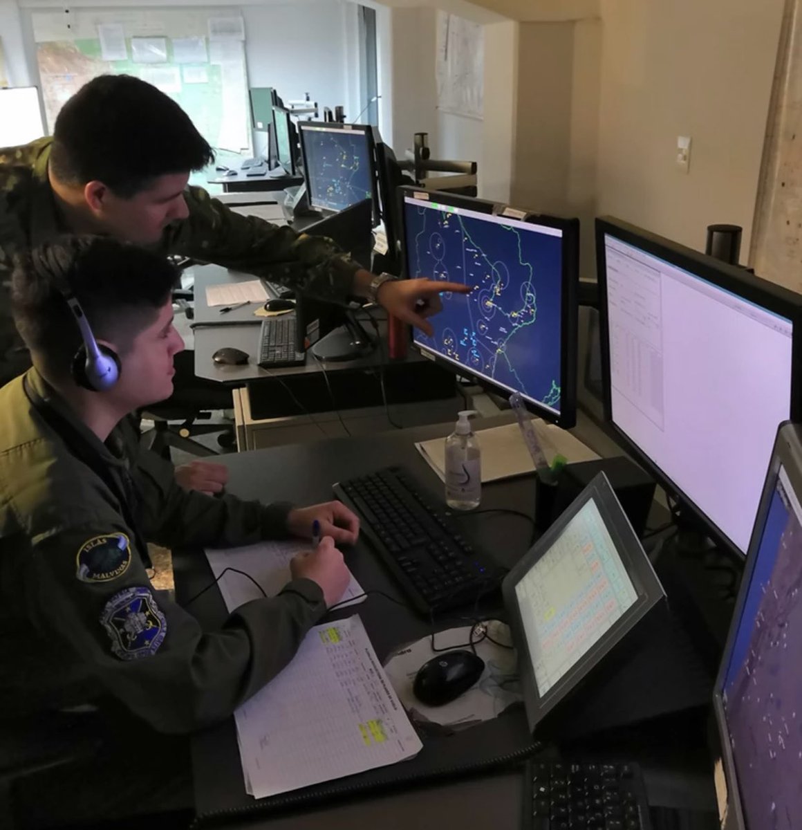 PucaraDefensa's tweet photo. Cómo trabaja el #Comando #Conjunto #Aeroespacial en Argentina
@MindefArg @FuerzaAerea_Arg @EMCOFFA_Arg @ANACargentina @EANAoficial @MinSeg @Armada_Arg @Ejercito_Arg #coae #vigilancia #control @oaci #tai
https://t.co/MaqSw2SvNS https://t.co/ckY0lSlY5h