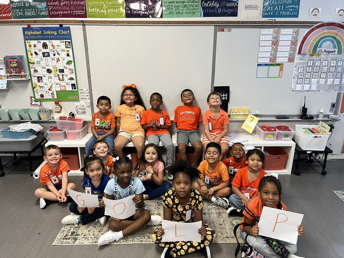 KellyLeonardLP's tweet photo. We were rocking our orange for the Bulldogs! 🐾🧡 @lpisd #chooseLp #LPE https://t.co/mJDAAxzof5