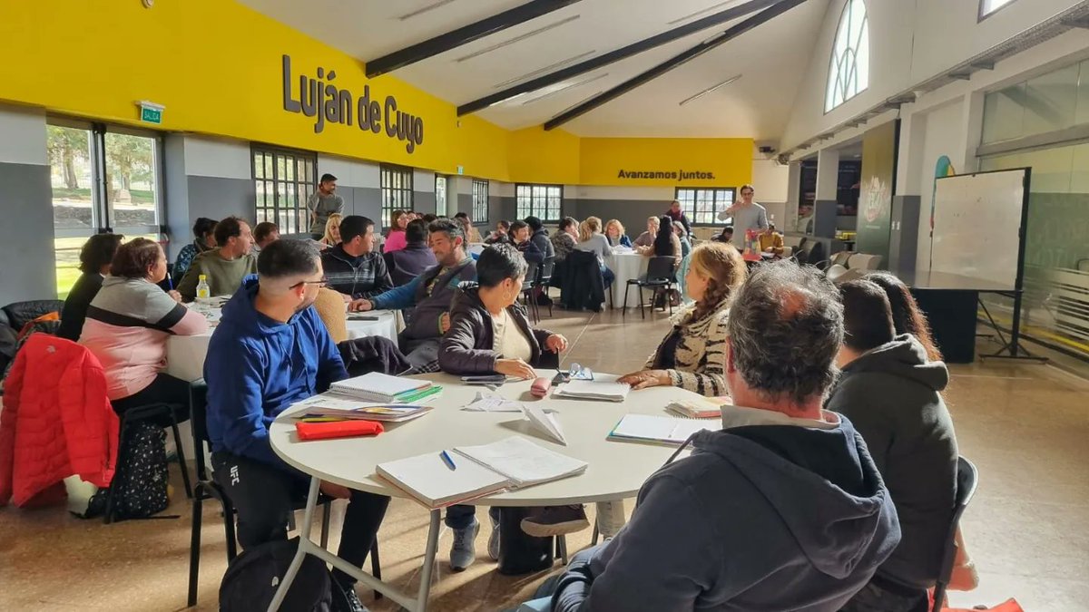 Seguimos acompañando a emprendedores lujaninos, brindando herramientas como CANVAS. El mismo permite conocer los aspectos claves de tu emprendimiento, hacer visible la infraestructura, oferta, clientes y organización.

Hilo 👇