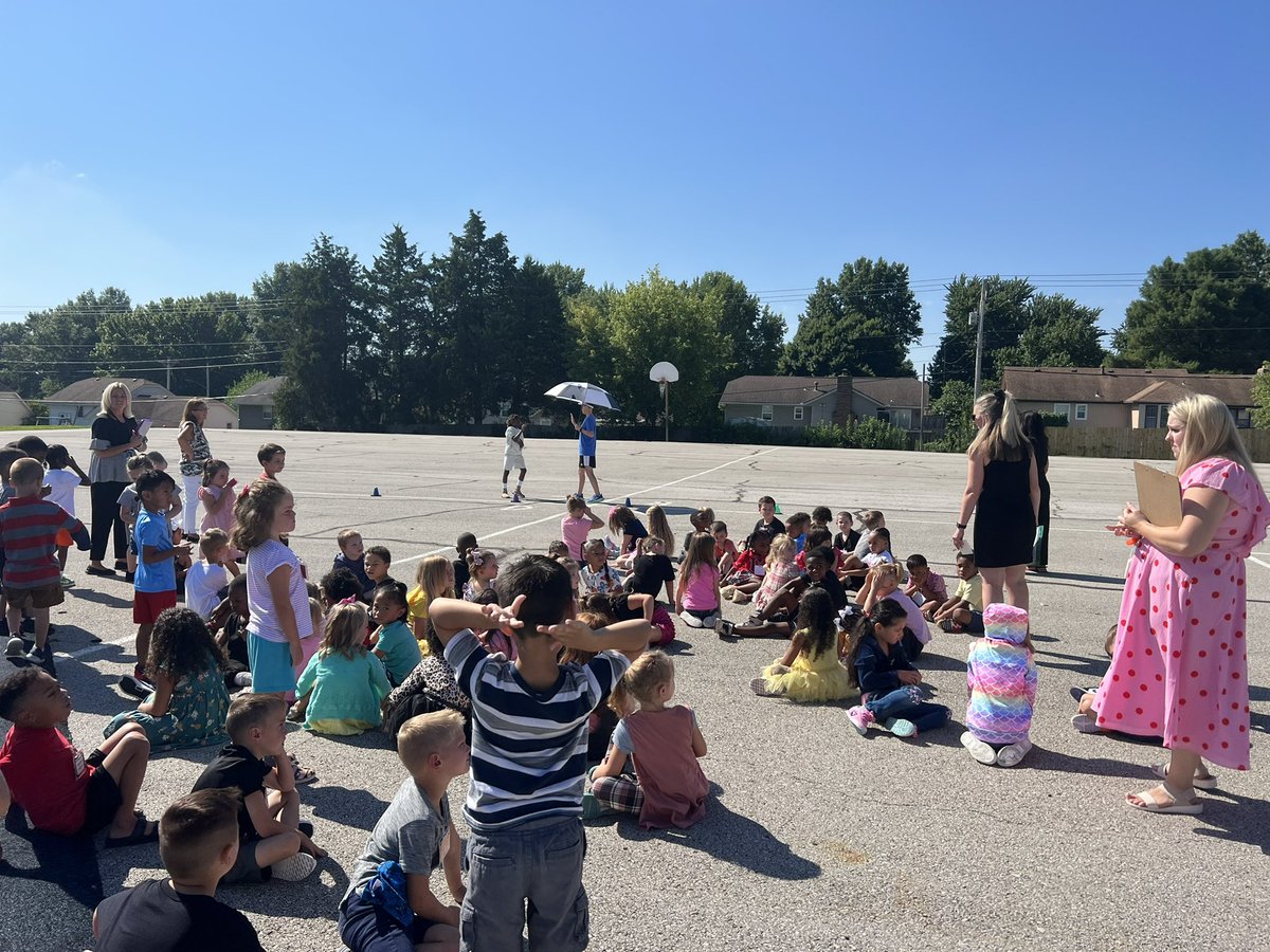 KBecksteadBC's tweet photo. PBIS boot camp in full swing! Eagles learning the appropriate way to play!!! #isdstrong #pbis #glendaleeagles https://t.co/UKIwwRhsvP
