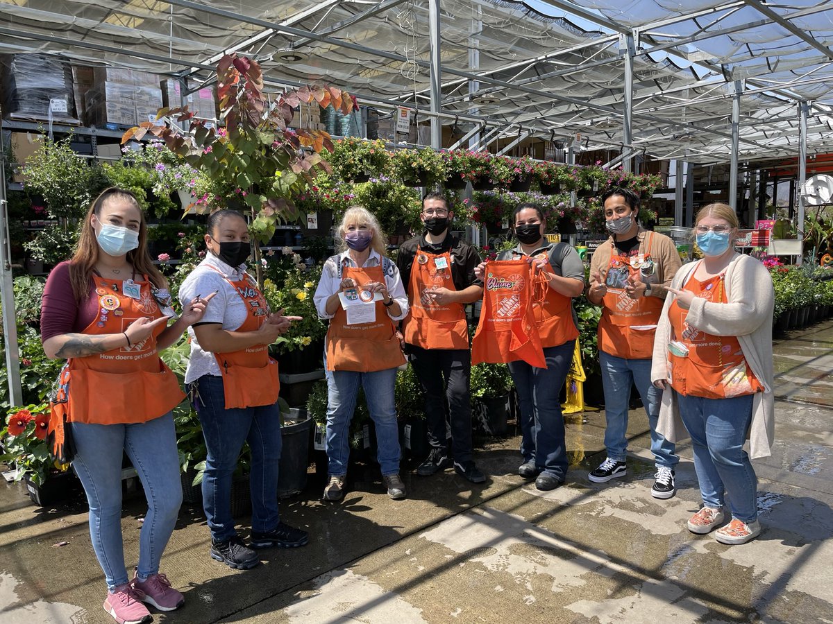 Celebrating our D28 associate Elaine Anderson, Recieving a RVP recognition award for living our values and providing world class customer service every day! 👏🏻🥳