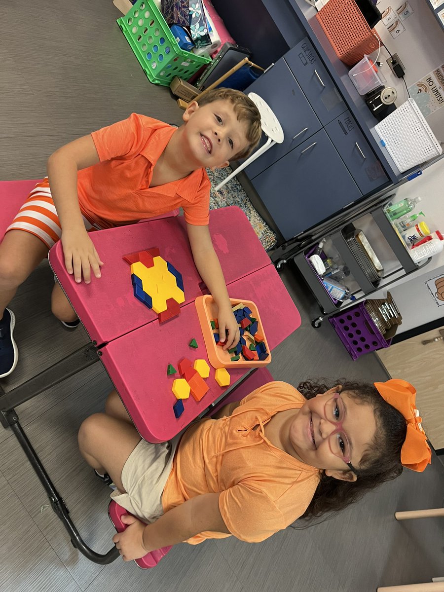 KellyLeonardLP's tweet photo. We started our Illustrator Unit today! Exploring with shapes! @lpisd @HalbardierELALP #ChooseLp #LPE 🧡🐾 #writersworkshop https://t.co/CRfsrjoDh8