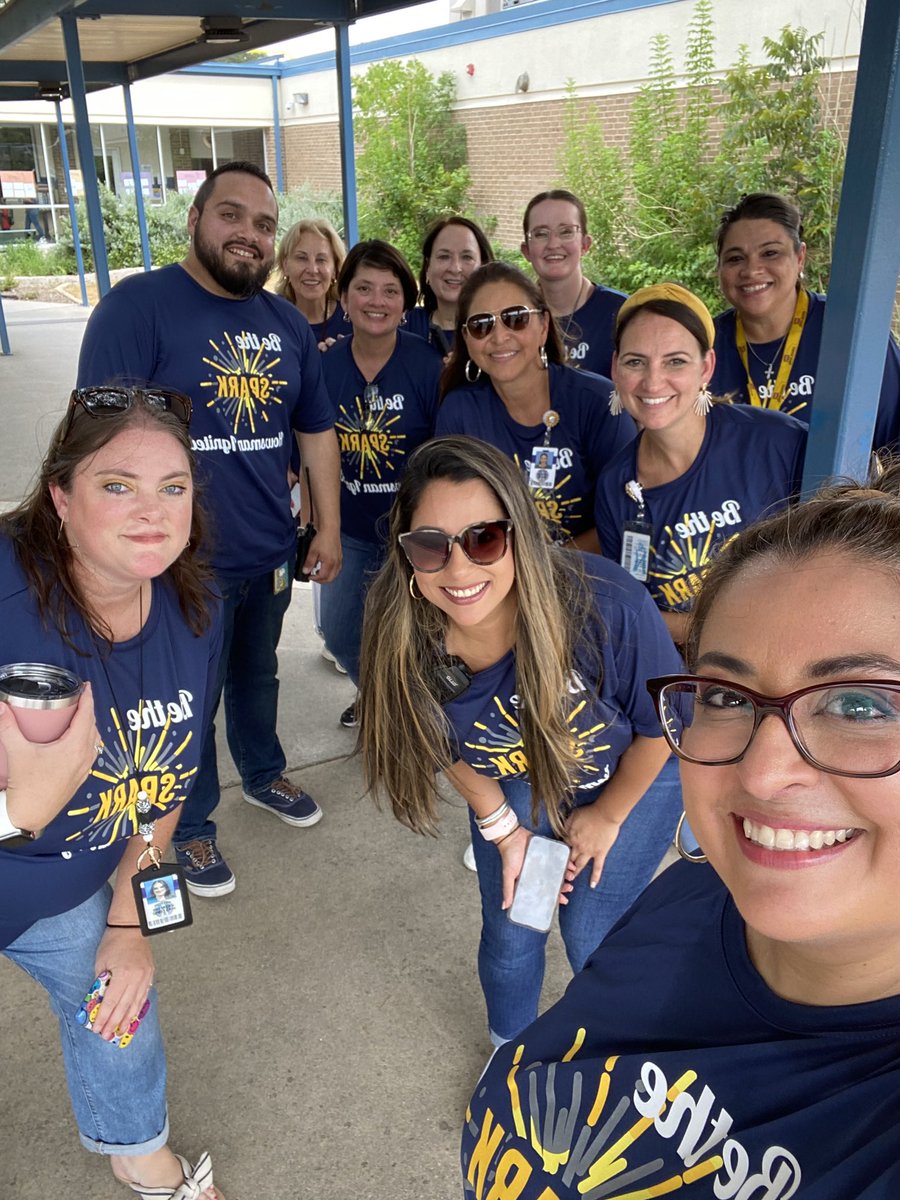 BiselvaOrtega's tweet photo. This first day dismissal goes down in the books! We got not one, not two, but three compliments from parents. We’ve got @IDismiss down! Way to go @NISDHowsman Eagles! #SafetyFirst https://t.co/TqhVTOkz9s