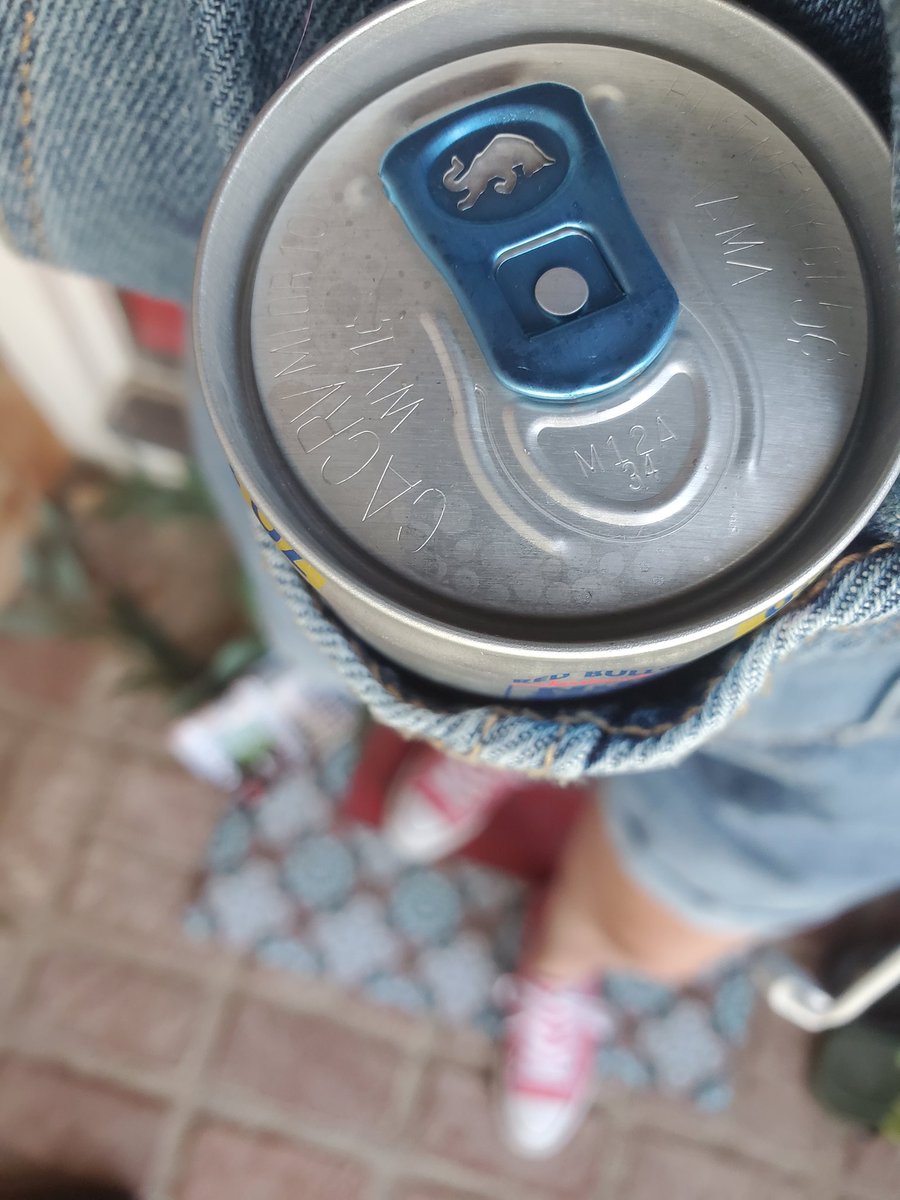 sunny_joni's tweet photo. Overall shorts for the win...Pocket for my SF Red Bull. #thisgirllovespockets #caffeineme https://t.co/p0iEmBpLz7