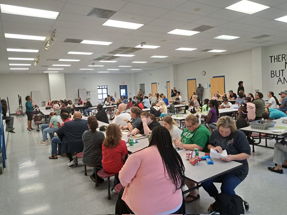 EJHSBulldogCtry's tweet photo. Thank you, parents, for coming to Meet and Greet with our fabulous Superintendent @Supt_Hamlett and for  supporting your child tonight! @FCPSchoolsTN #everychildbynameandneed https://t.co/auOtF7KizR