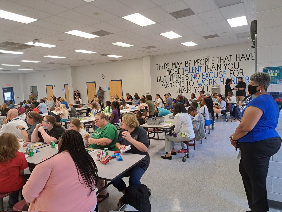 EJHSBulldogCtry's tweet photo. Thank you, parents, for coming to Meet and Greet with our fabulous Superintendent @Supt_Hamlett and for  supporting your child tonight! @FCPSchoolsTN #everychildbynameandneed https://t.co/auOtF7KizR