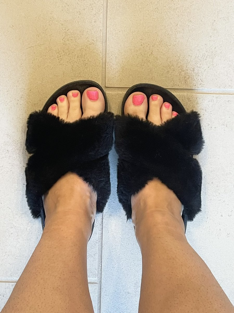 GrayAshley14's tweet photo. How cute are these new slippers I got?!? #feetfinder #feetpicsforsales #feetfethish #feetworship #Slippers #feet #toes https://t.co/mDq4pLUtcZ