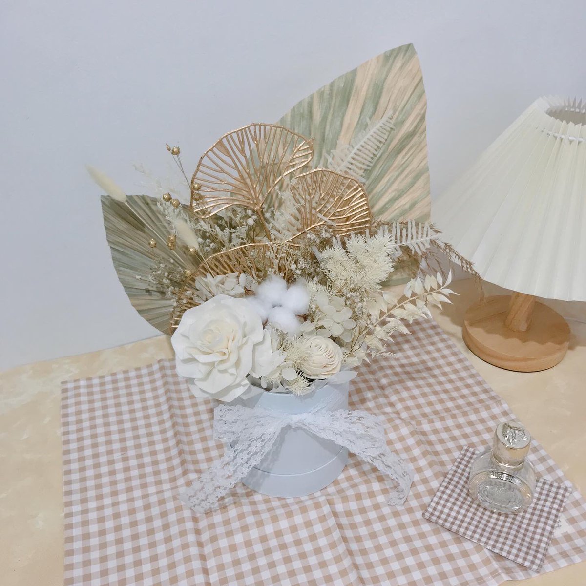 keynafloristry's tweet photo. bloombox with dried and preserved flower 🤍
•••
hi guys, ini dia satu lagi koleksi everlasting gift kita yang akan selalu ready stock, jangan hawarir karena rangkaian ini gaakan berubah jadi layu ataupun kering karenan bahan yang dipake adalah bahan yang sudah di awetkan 🙈 https://t.co/VwZKGx3BsA