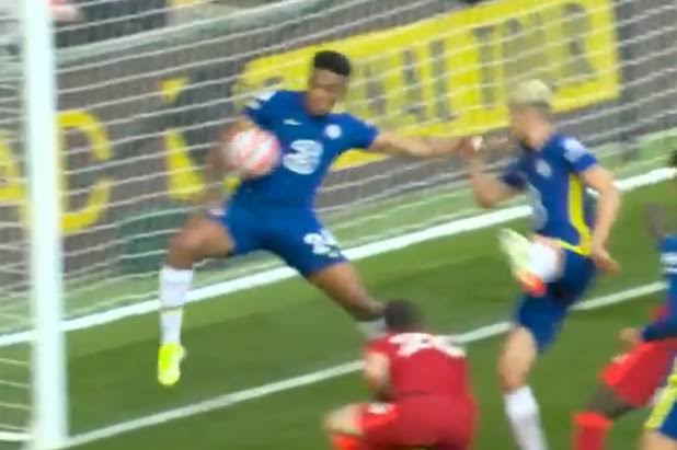 Myka_veli's tweet photo. Red Card               No Red Card https://t.co/nIflz2Cbiu