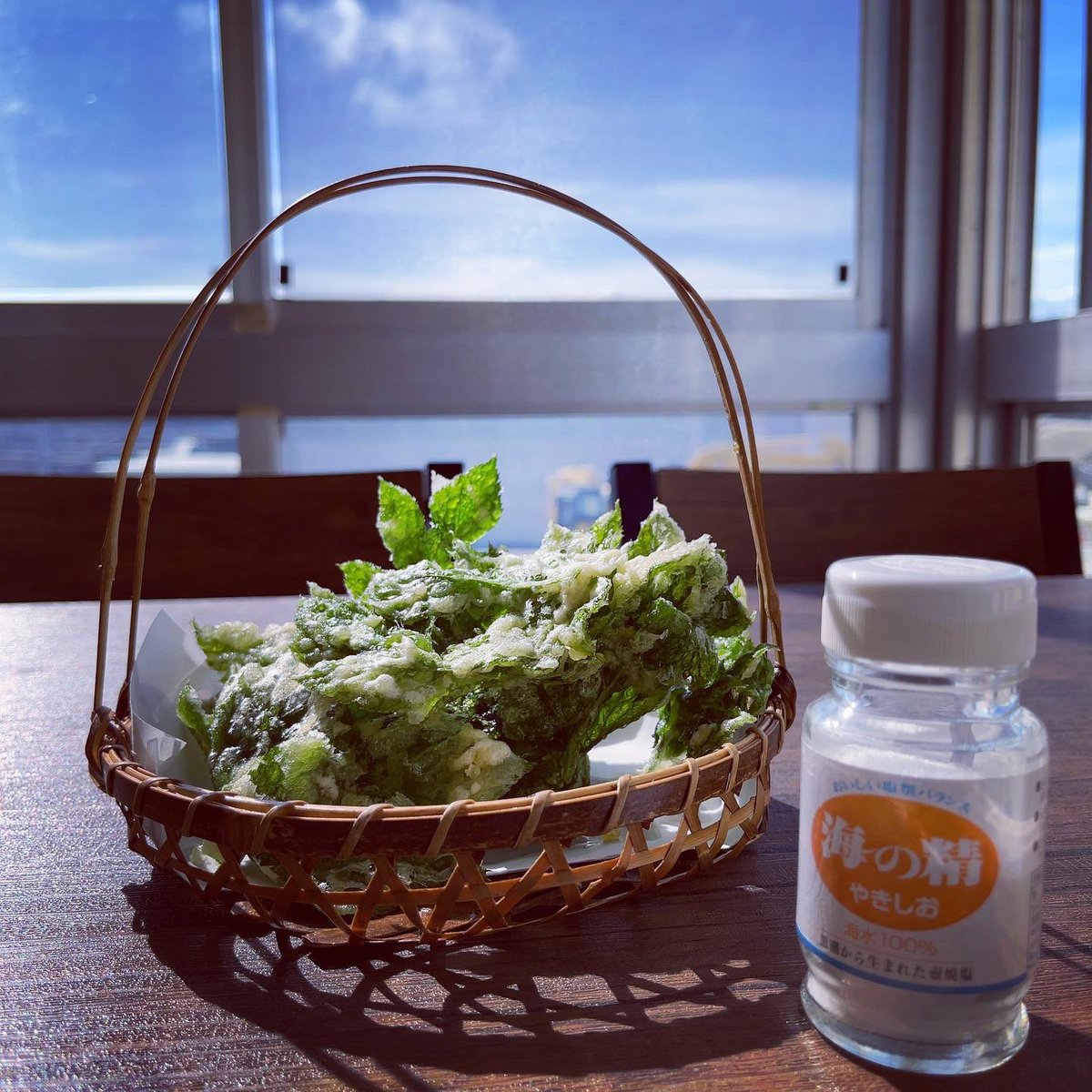 Magnum_Tb's tweet photo. 諸先輩方!
7月下旬、伊豆大島の日帰りソロ海水浴で、明日葉の天ぷらと、べっこう寿司、失礼しました!
夏休み感全開でしたよ。
#lunch
#tokyo
#sevenislands
#izuoshima
#ichimine
#tempura
#ashitaba
#sushi
#bekkouzushi https://t.co/cp1wk2qjEm