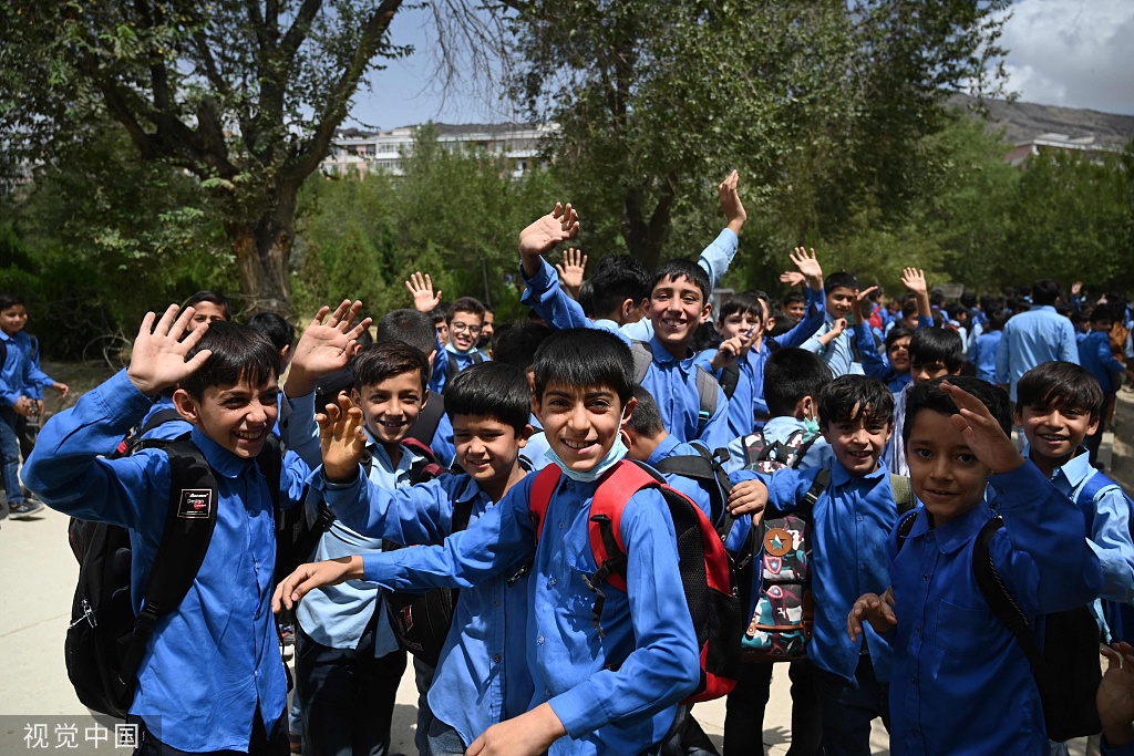 ChinaDaily's tweet photo. Dear children, are you ready to go to school? #termbegins https://t.co/XujSsEMdkC