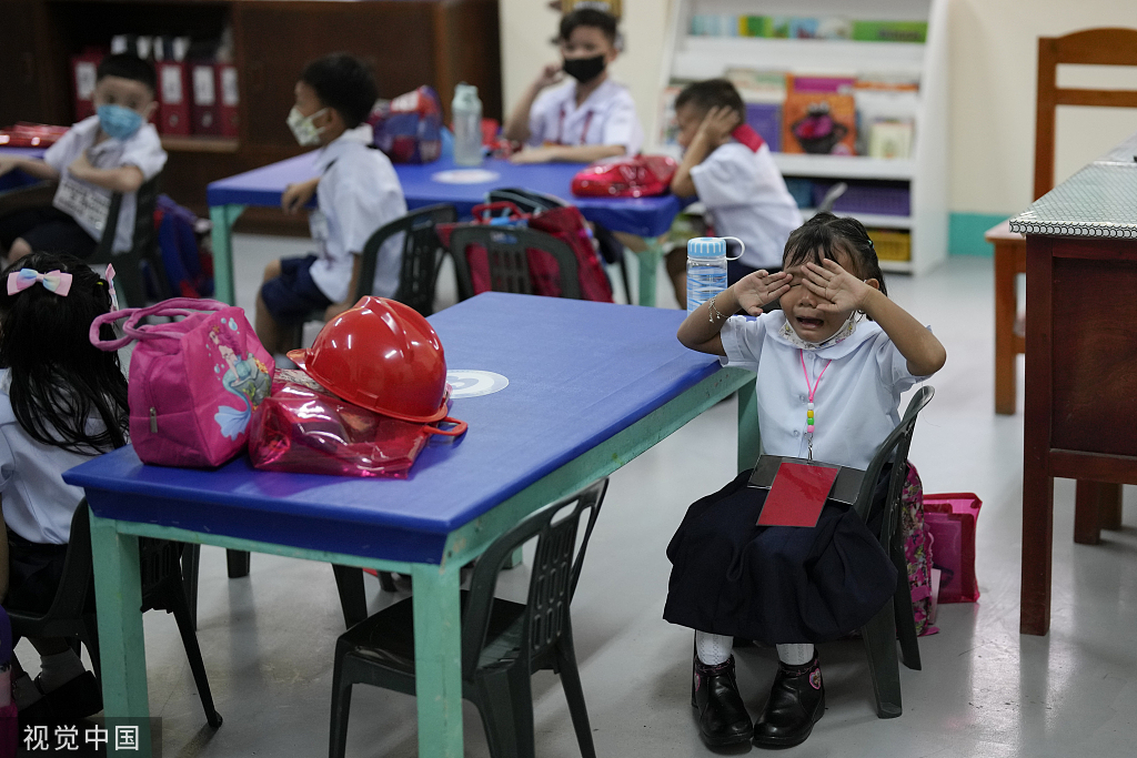 ChinaDaily's tweet photo. Dear children, are you ready to go to school? #termbegins https://t.co/XujSsEMdkC