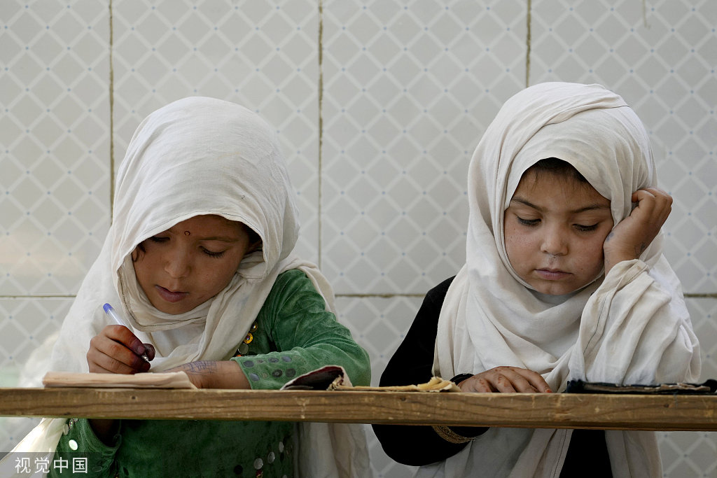ChinaDaily's tweet photo. Dear children, are you ready to go to school? #termbegins https://t.co/XujSsEMdkC