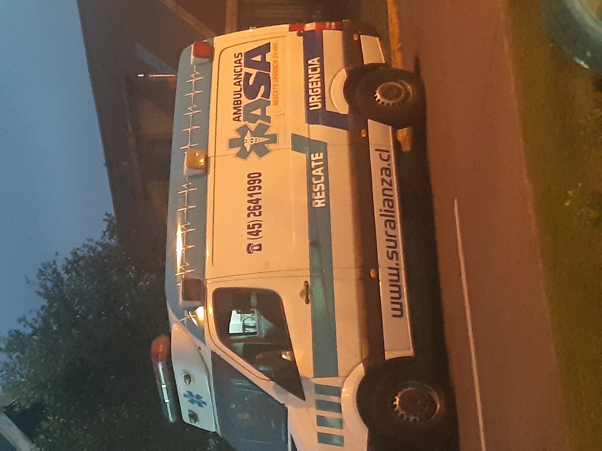 Feis2011's tweet photo. Esta ambulancia, pasando luz roja y pidiendo paso por las calles de temuco, sin paciente en su interior, solo querian llegar mas rapido a su oficina. Nos pone a todos en riesgo por su imprudencia en horario punta. https://t.co/KrDUhD1MGV
