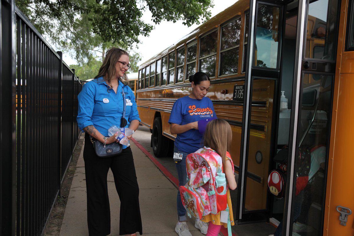 jennifer_ongoco's tweet photo. Thank you to our #CFISDBusBuddies volunteers, CFISD board member @JulieHinaman &amp; staff from @Outback, for helping new #CFISDbus riders at @CFISDLowery. Bus Buddies help ensure CFISD's youngest riders get off the bus at their correct locations. #CFISDfirstday 
@cyfairisd https://t.co/J1B2jdbLHw