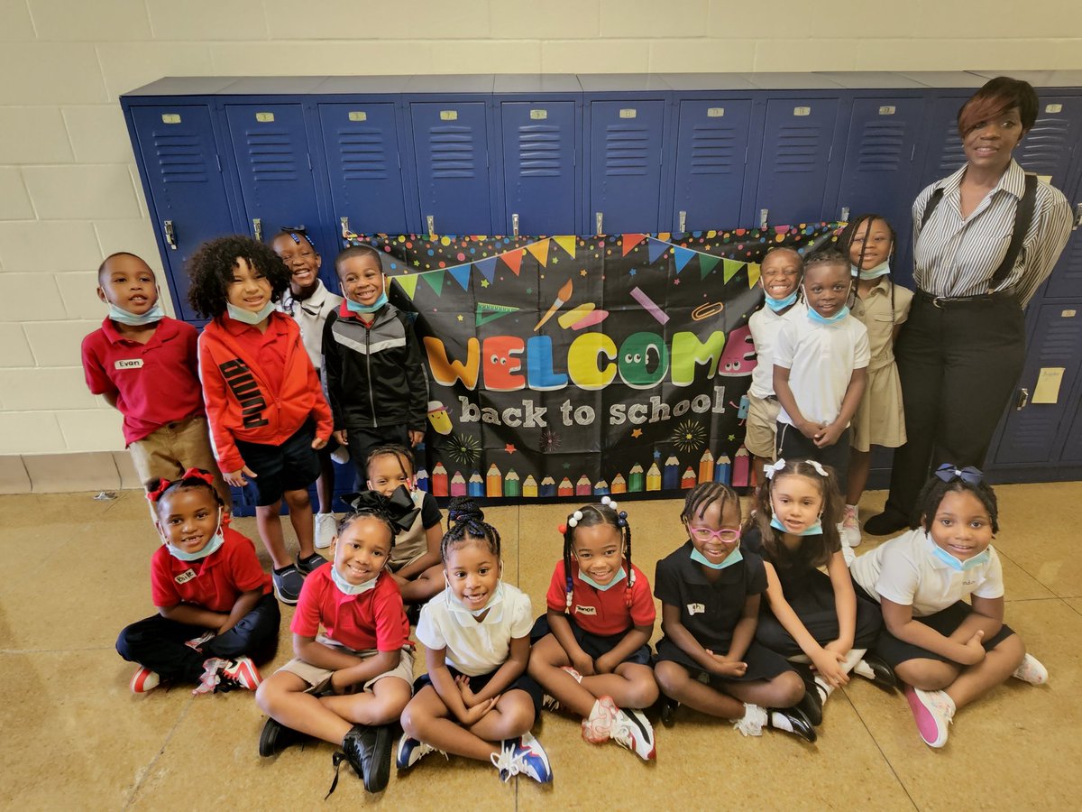 BetsyRossElem's tweet photo. Our teachers and scholars are full of smiles on the #FirstDayofSchool! 😊 @Brainmogul95 @AhmeshaG @JElizon23 @HISDElementary2 @HoustonISD #DRIVEtheROSSWay #BackToSchool https://t.co/E3eej3fJhf