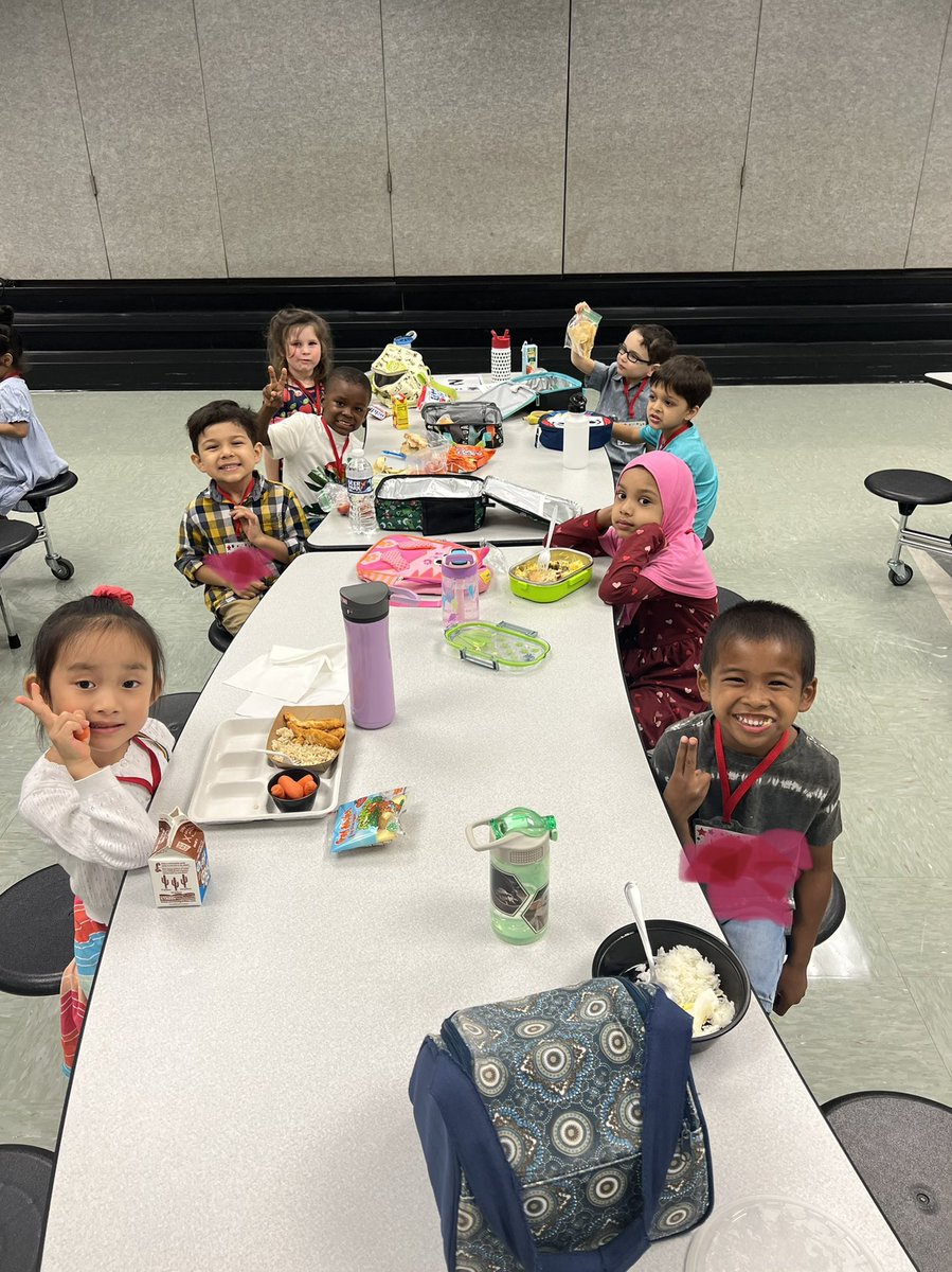 CESKinderKids's tweet photo. All smiles throughout our 1st day! @jtdouds 
#itsaCESthing https://t.co/hsIB5t5LHv