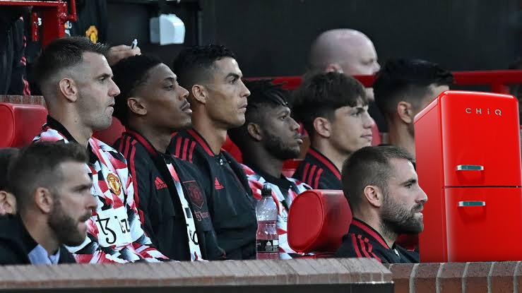 mal_ramsay's tweet photo. Ten Hag was nice enough to install a fridge in the dugout for the players. #MUNLFC #MUFC https://t.co/sZJ5ZTvXZi