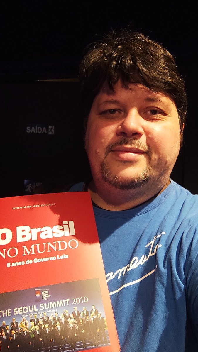 rogeriotomazjr's tweet photo. Lançamento do livro sobre a política externa do governo @LulaOficial (2003-2010) no Memorial da América Latina. Claro que vim a caráter com a camisa da @CFKArgentina ✊🏽🇦🇷
Aqui o livro para download no @inst_lula
https://t.co/ubdE7Qcyil
#oBrasilNoMundo https://t.co/SC3X89TweY