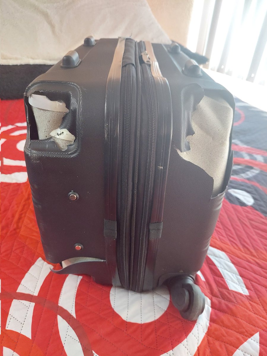 ChaloLeite's tweet photo. Oye, @Profeco ¿sí procede una queja si la aerolínea @Iberia me rompió una maleta, me la entregó 1 dia y medio después de mi llegada, me sacaron cosas de la maleta aun con cinturones de plástico y nadie responde en sus contactos? https://t.co/SMFFa3gFYz