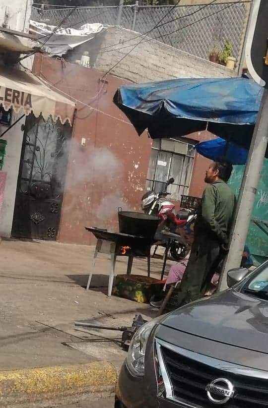 CopacoEscandon's tweet photo. @AlcaldiaMHmx @mauriciotabe Se solicita retiro de puesto ambulante en puente de la morena esq. 11 de abril. @ColoniaEscandon además de estorbar el pasó peatonal contamina mucho cuando prenden el anafre. https://t.co/ZEhaHehrBK