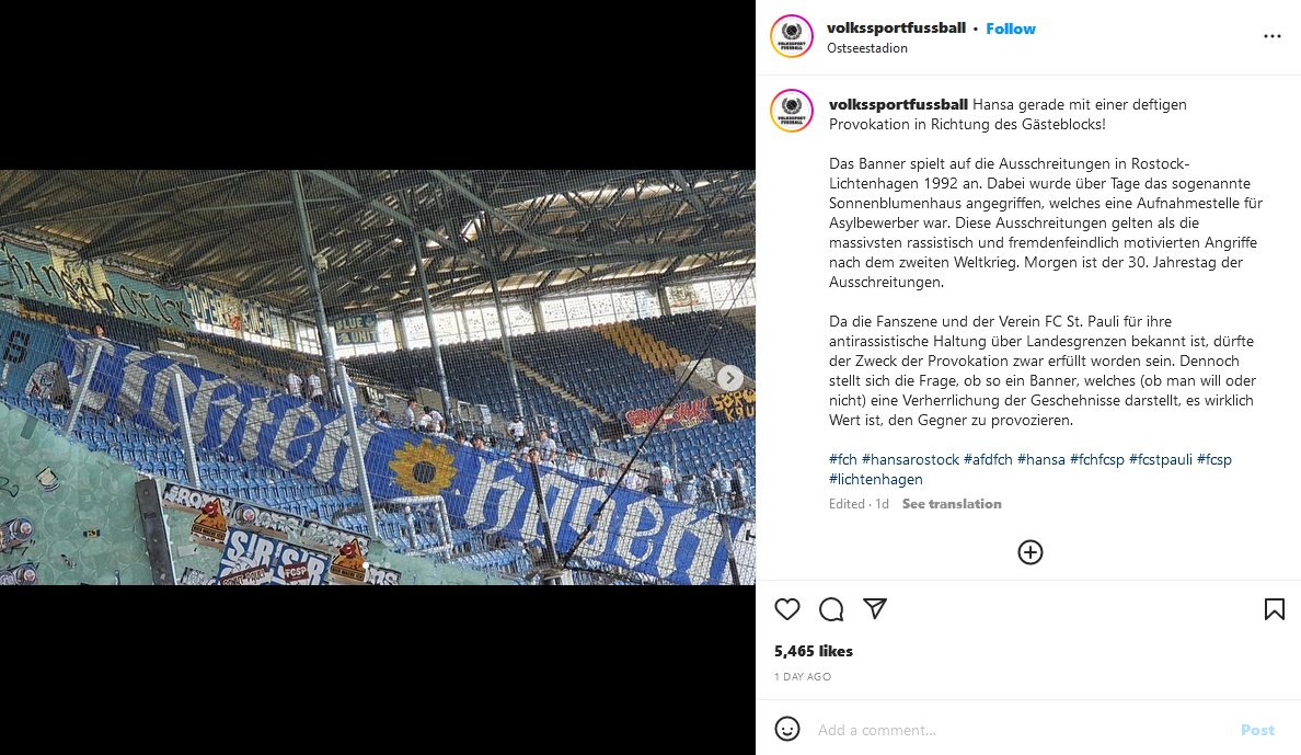 <a href="/DennisKBerlin/">DennisKBerlin gibt es exklusiv auf Bluesky</a> <a href="/HansaRostock/">F.C. Hansa Rostock</a> Das Haltestellenschild am linken unteren Bildrand hat sich der Stimmung in Rostock gleich angepasst. 
Dazu kommen xeno- und homophobische Provokationen auf Bannern im Stadion dazu. Der <a href="/HansaRostock/">F.C. Hansa Rostock</a> gibt dazu ein 0815-Statement ab, ändern werden die Offiziellen wie immer nichts.