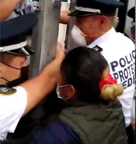 Aguamalamx's tweet photo. Un grupo de víctimas y familiares fueron agredidos hoy en la sede de la CNDH Héctor Fix Zamudio en la CDMX.

https://t.co/UCCnPiqvqo https://t.co/acvn4urVmN