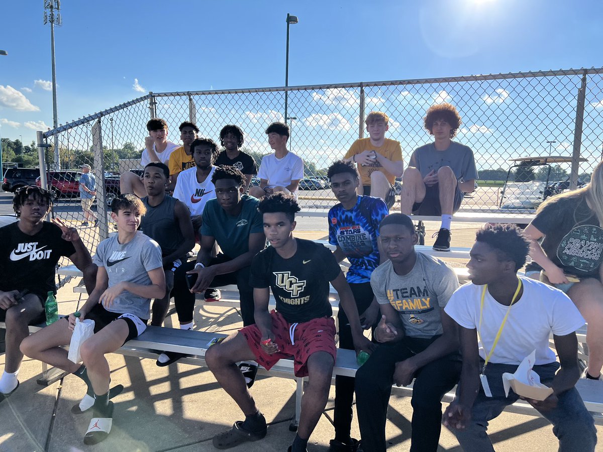 CoachDSchauss's tweet photo. A few of our @AvonOrioleHoops guys that showed up to support @AvonTennis
Had a few guys ride their bikes across town to get here & some that got out of football practice and made their way right over! #OneAvon https://t.co/OcYK3dPUF8