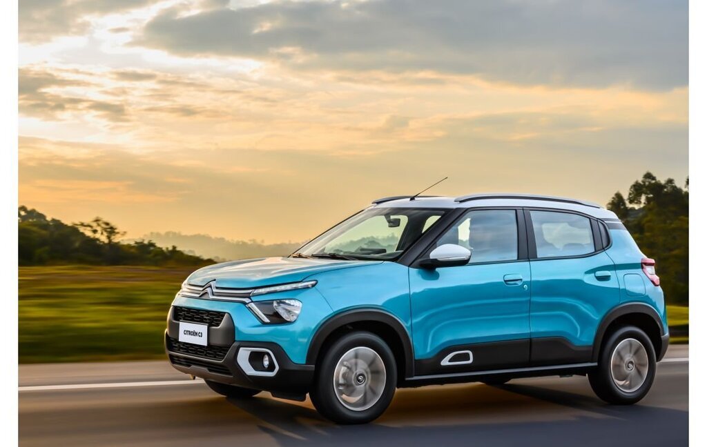 PortalVRUM's tweet photo. Novo Citroën C3 será revelado no dia 30 de agosto. Produzido na fábrica de Porto Real, no estado do Rio de Janeiro, o novo modelo chegará ao mercado com diferentes opções de versões, motores e câmbios. #estachegando #ronanresende #destaque #mercado https://t.co/8sRDkyesdd https://t.co/eAiCZxBZYr