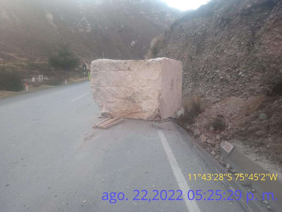 #usuario abandona roca en la vía en el km 35 en la zona de chacapalca #Jauja #Junin sin importarle q puede causar accidentes a los demás, nuestras unidades se encuentran en la zona para retirar la roca