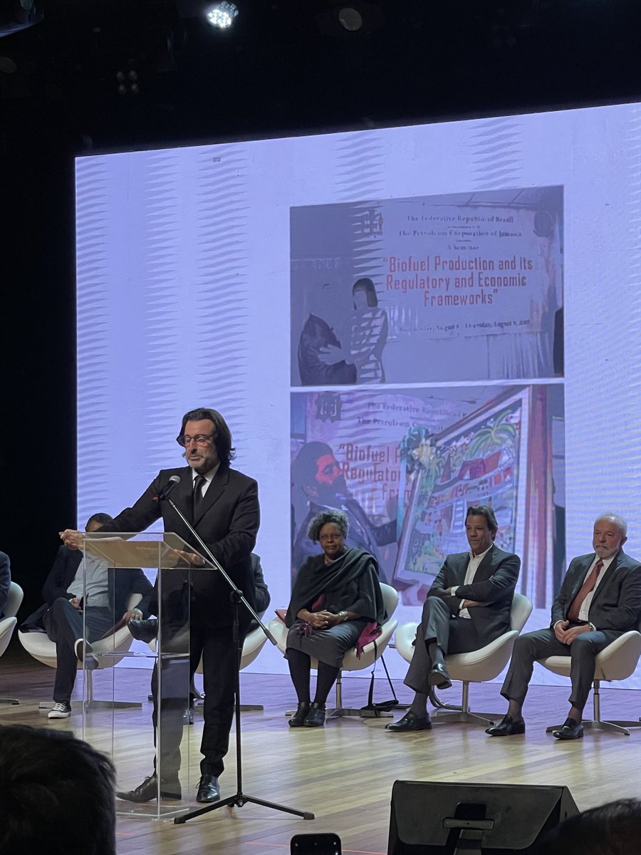 FagundesMagaly's tweet photo. Lançamento do Livro #OBrasilNoMundo @LulaOficial https://t.co/98MaHa9Vmk