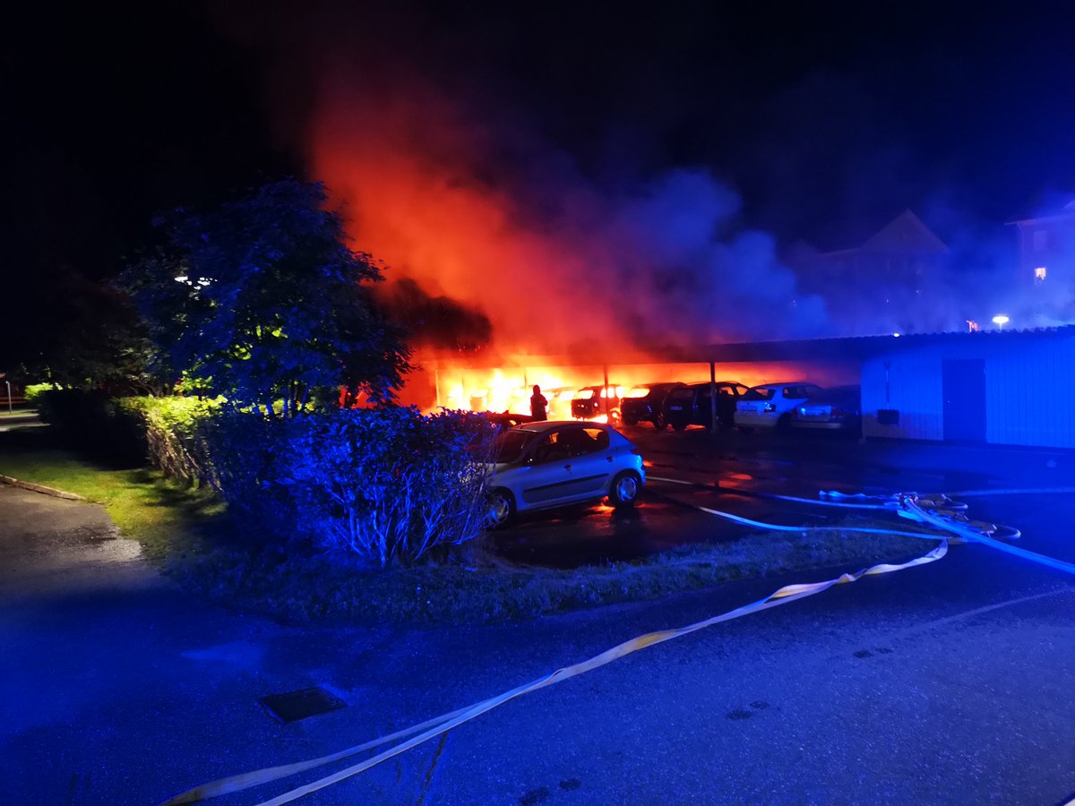 Garagebrand i Umeå. 5-6 bilar som brinner