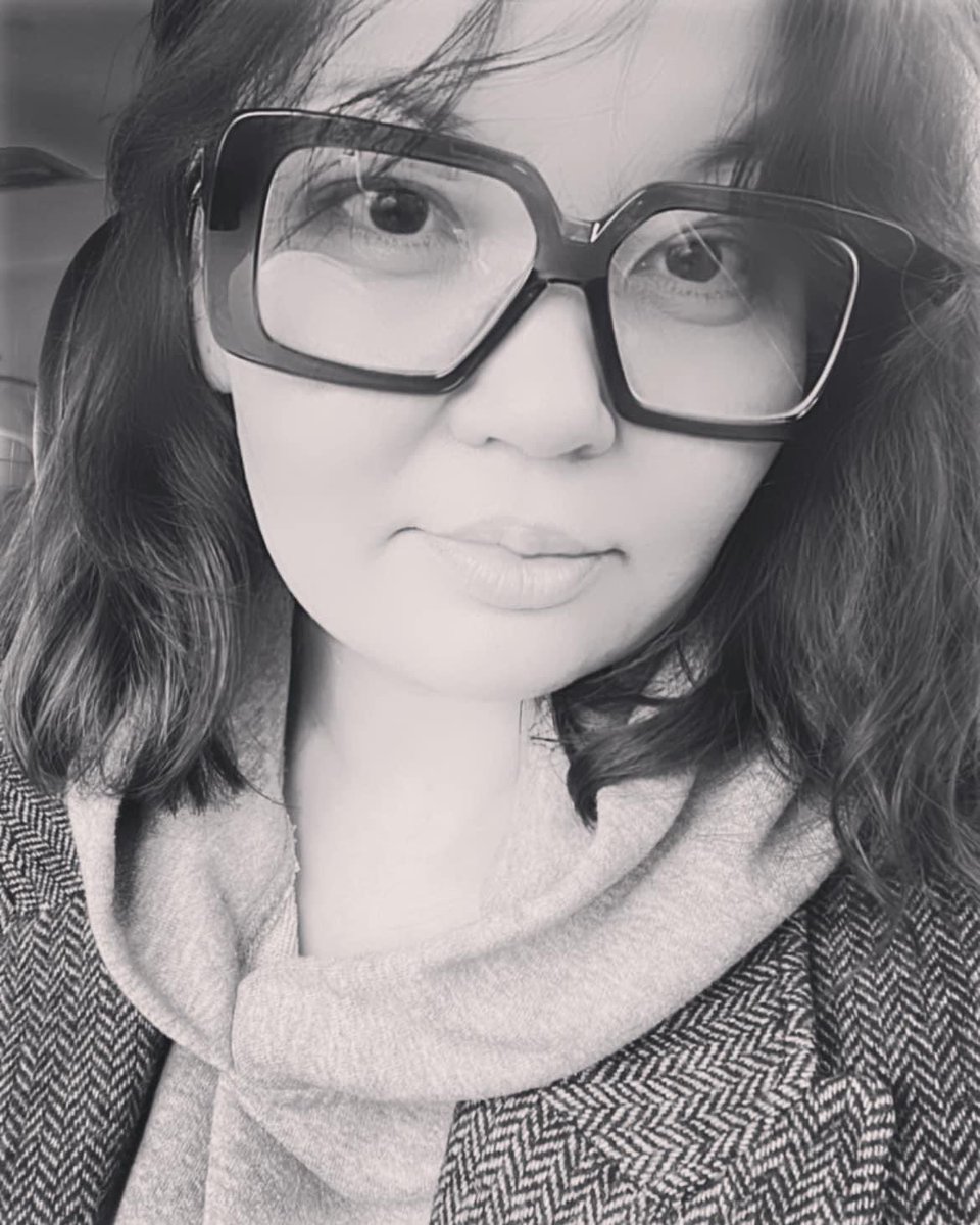 Уруулаа бомбогор болгомоор бн нүдээ ингэмээр гээл эхлэнгүүт ...Нэг хүний гаргадаг царай бодогдоод бнаа..🙏🌍