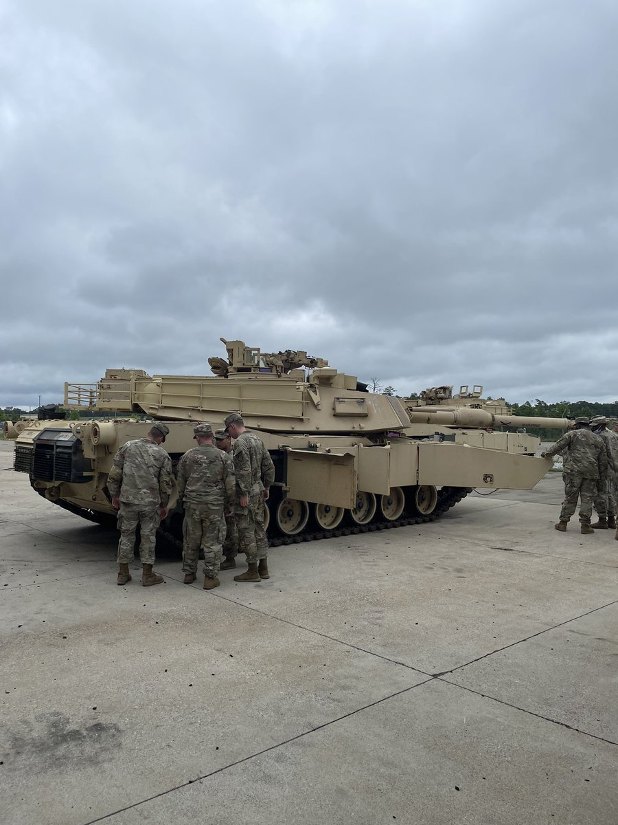 VincentBehan2's tweet photo. #MotorpoolMonday! Sometimes you have to get back to the basics and do things by the number. The small stuff can bite you in your backside if you get complacent! @316CAVBDE @StrikeFirstCSM https://t.co/kmuhwkVuDC