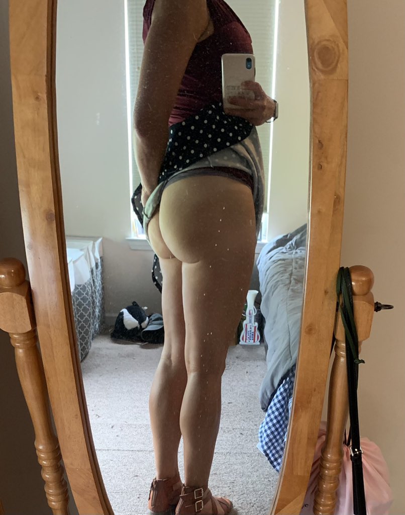 CoachCleavage's tweet photo. Probably should do more mirror cleaning than pic taking on my lunch break…#hump #mirrorselfie #legs https://t.co/ET4Qd29tJw