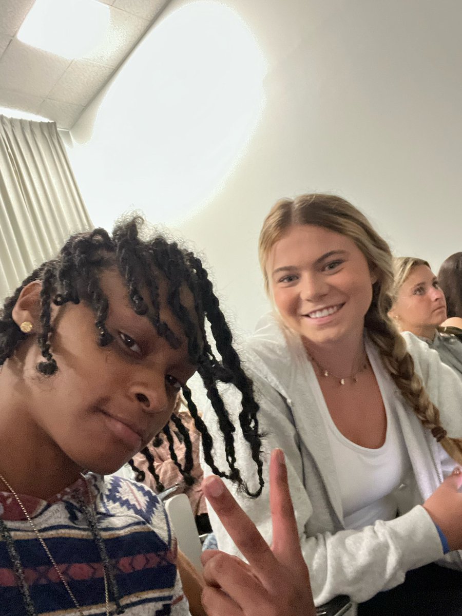 QUHawksWBB's tweet photo. Had lots of smiling faces on the first day of school! #SmartHawks https://t.co/8miCUzi1Vj