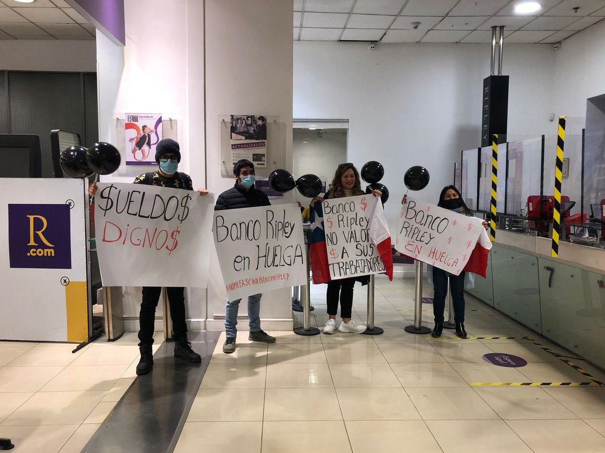 confed_bancaria's tweet photo. De Arica a Punta Arenas 7mo día de HUELGA, @_bancoripley después de 2 años de utilidades históricas, le niega incremento de sueldo a sus trabajadores, que son quienes generaron esas utilidades
#TrabajadorxsBancoRipleyEnHuelga 
#NOmasABUSOS
#SueldosJustos https://t.co/IMuXQIAVbZ