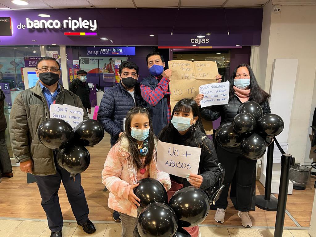 confed_bancaria's tweet photo. De Arica a Punta Arenas 7mo día de HUELGA, @_bancoripley después de 2 años de utilidades históricas, le niega incremento de sueldo a sus trabajadores, que son quienes generaron esas utilidades
#TrabajadorxsBancoRipleyEnHuelga 
#NOmasABUSOS
#SueldosJustos https://t.co/IMuXQIAVbZ