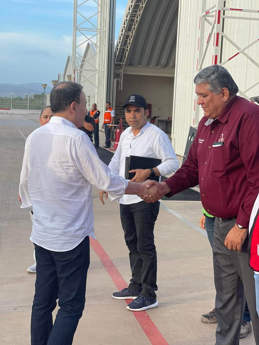 Por los daños que las lluvias provocaron a la infraestructura pública y por ende las graves afectaciones a las familias de varios sectores de la ciudad y el valle, se solicitó la declaratoria de desastre natural para Empalme al Gobierno del Estado <a href="/AlfonsoDurazo/">Alfonso Durazo</a> <a href="/juntosheriberto/">Heriberto Aguilar</a>