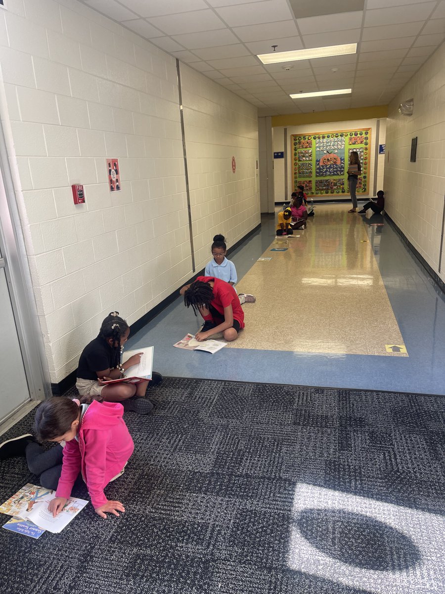 IPSABE88's tweet photo. There’s only so much time in a school day. I get excited when I see teachers MAXimize learning/instruction time. Every moment counts. Reading while you wait…#restroombreak #TeamESRocks #StartStrongIPS #ProvingWhatsPossible https://t.co/ecTjD3IrtC