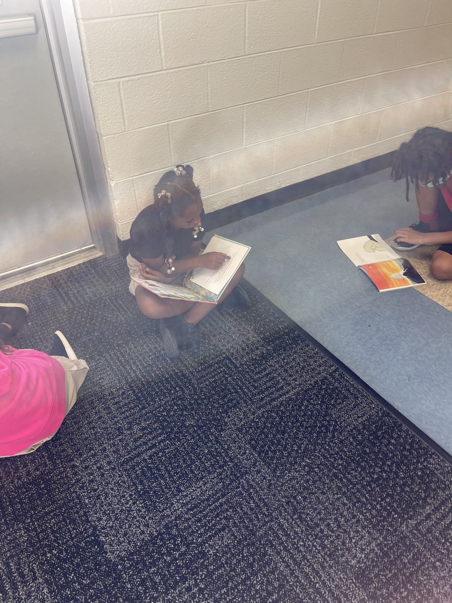 IPSABE88's tweet photo. There’s only so much time in a school day. I get excited when I see teachers MAXimize learning/instruction time. Every moment counts. Reading while you wait…#restroombreak #TeamESRocks #StartStrongIPS #ProvingWhatsPossible https://t.co/ecTjD3IrtC
