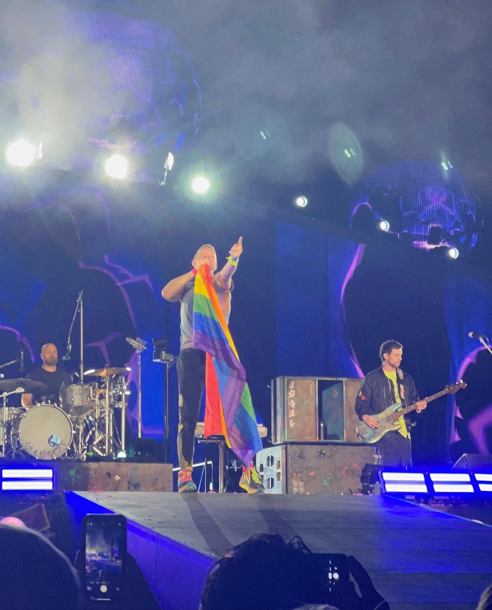 aheadfullofloz's tweet photo. THE BEST TWO NIGHTS OF MY LIFE AGAIN! @coldplay have my heart and they can keep it forever. Until Australia boys 🤍🪐💫🎉 #ColdplayWembley #MOTSWT #MusicOfTheSpheresWorldTour https://t.co/0Xx6LhhzCj